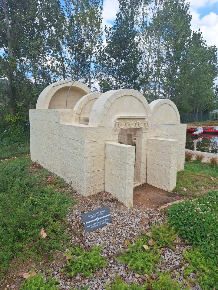 <p>Следи от живот по тези земи има още от времето на траките &ndash; надгробни могили, крепостни останки, както и римски пътища и мостове. Първите заселници вероятно са били от тракийското племе трибали. Името &bdquo;Правец&ldquo; произхожда от старобългарската дума &bdquo;правьць&ldquo; &ndash; &bdquo;прав път&ldquo;, което подсказва и стратегическото значение на мястото и е една от основните причини да се запази и до днес.</p>