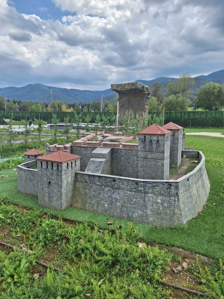 <p>Следи от живот по тези земи има още от времето на траките &ndash; надгробни могили, крепостни останки, както и римски пътища и мостове. Първите заселници вероятно са били от тракийското племе трибали. Името &bdquo;Правец&ldquo; произхожда от старобългарската дума &bdquo;правьць&ldquo; &ndash; &bdquo;прав път&ldquo;, което подсказва и стратегическото значение на мястото и е една от основните причини да се запази и до днес.</p>