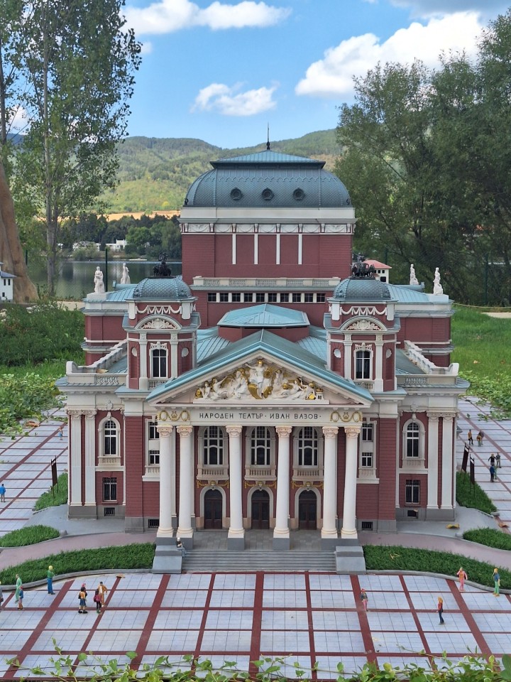 <p>Следи от живот по тези земи има още от времето на траките &ndash; надгробни могили, крепостни останки, както и римски пътища и мостове. Първите заселници вероятно са били от тракийското племе трибали. Името &bdquo;Правец&ldquo; произхожда от старобългарската дума &bdquo;правьць&ldquo; &ndash; &bdquo;прав път&ldquo;, което подсказва и стратегическото значение на мястото и е една от основните причини да се запази и до днес.</p>