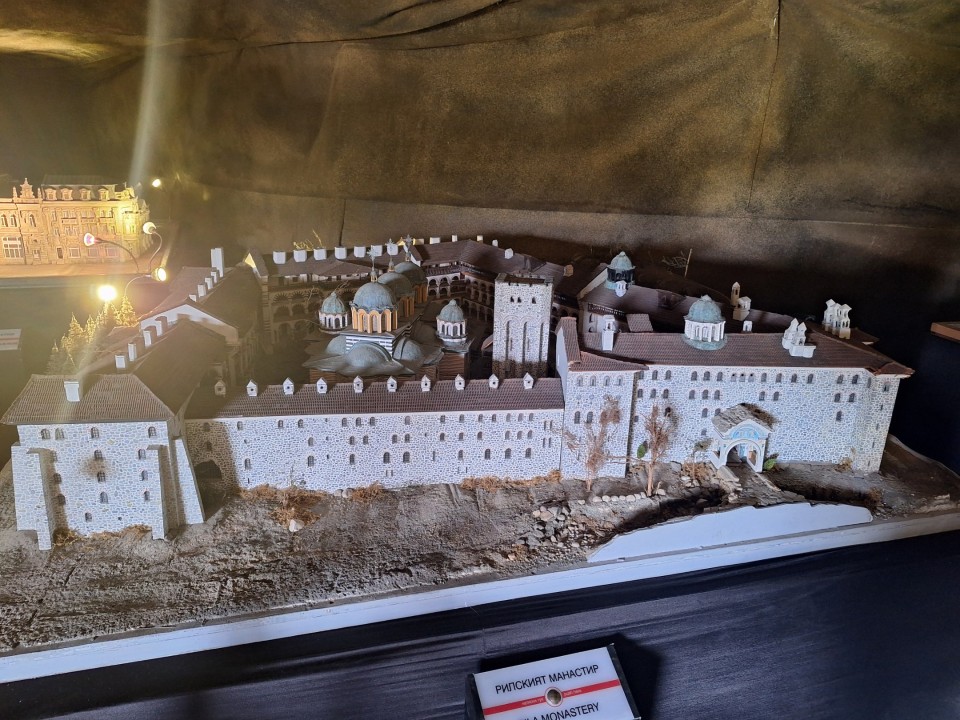 <p>Следи от живот по тези земи има още от времето на траките &ndash; надгробни могили, крепостни останки, както и римски пътища и мостове. Първите заселници вероятно са били от тракийското племе трибали. Името &bdquo;Правец&ldquo; произхожда от старобългарската дума &bdquo;правьць&ldquo; &ndash; &bdquo;прав път&ldquo;, което подсказва и стратегическото значение на мястото и е една от основните причини да се запази и до днес.</p>