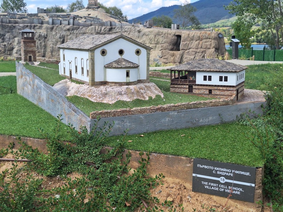 <p>Следи от живот по тези земи има още от времето на траките &ndash; надгробни могили, крепостни останки, както и римски пътища и мостове. Първите заселници вероятно са били от тракийското племе трибали. Името &bdquo;Правец&ldquo; произхожда от старобългарската дума &bdquo;правьць&ldquo; &ndash; &bdquo;прав път&ldquo;, което подсказва и стратегическото значение на мястото и е една от основните причини да се запази и до днес.</p>