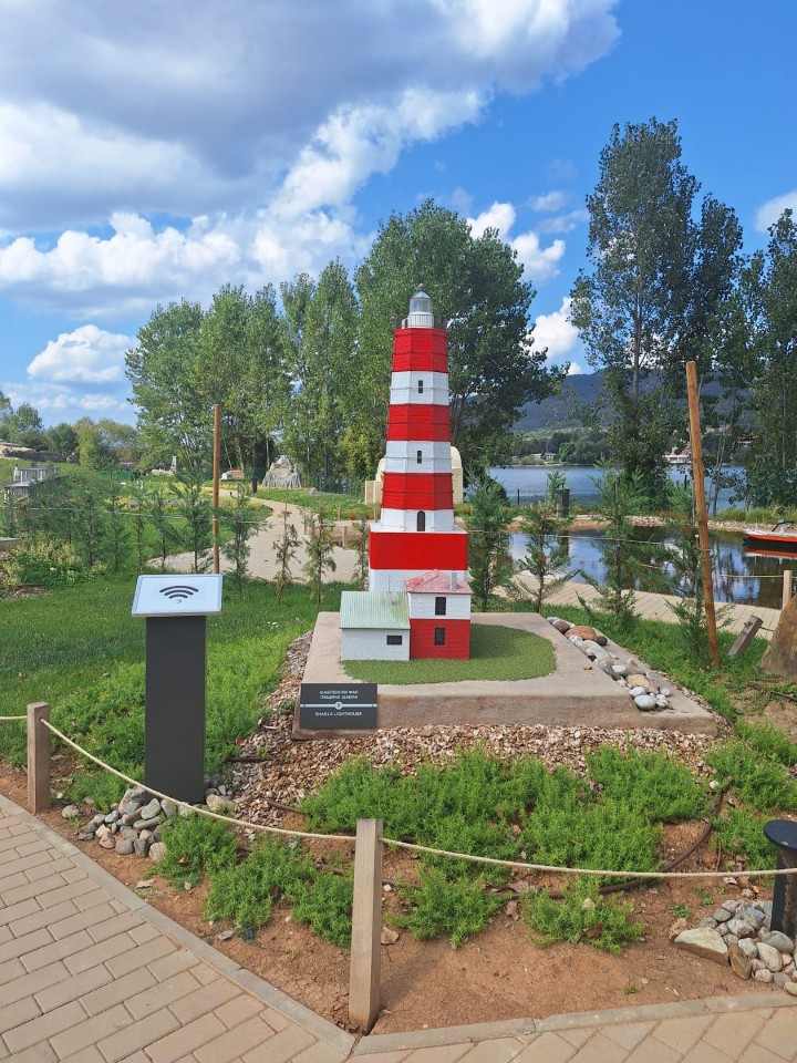 <p>Следи от живот по тези земи има още от времето на траките &ndash; надгробни могили, крепостни останки, както и римски пътища и мостове. Първите заселници вероятно са били от тракийското племе трибали. Името &bdquo;Правец&ldquo; произхожда от старобългарската дума &bdquo;правьць&ldquo; &ndash; &bdquo;прав път&ldquo;, което подсказва и стратегическото значение на мястото и е една от основните причини да се запази и до днес.</p>