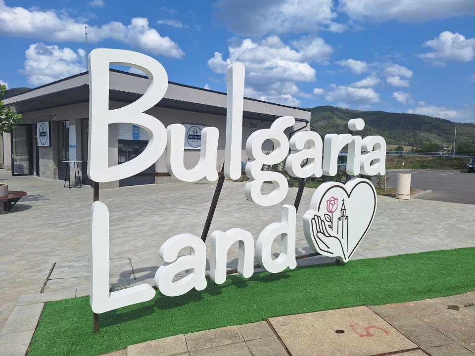 <p>Следи от живот по тези земи има още от времето на траките &ndash; надгробни могили, крепостни останки, както и римски пътища и мостове. Първите заселници вероятно са били от тракийското племе трибали. Името &bdquo;Правец&ldquo; произхожда от старобългарската дума &bdquo;правьць&ldquo; &ndash; &bdquo;прав път&ldquo;, което подсказва и стратегическото значение на мястото и е една от основните причини да се запази и до днес.</p>