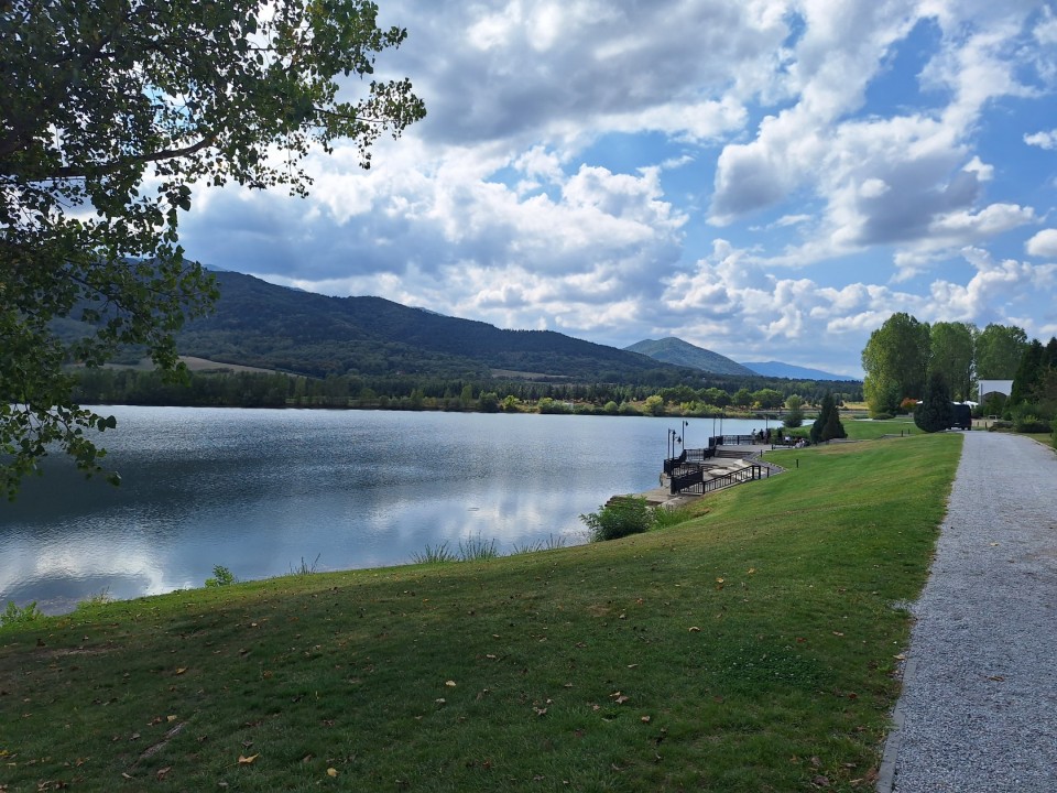 <p>Следи от живот по тези земи има още от времето на траките &ndash; надгробни могили, крепостни останки, както и римски пътища и мостове. Първите заселници вероятно са били от тракийското племе трибали. Името &bdquo;Правец&ldquo; произхожда от старобългарската дума &bdquo;правьць&ldquo; &ndash; &bdquo;прав път&ldquo;, което подсказва и стратегическото значение на мястото и е една от основните причини да се запази и до днес.</p>