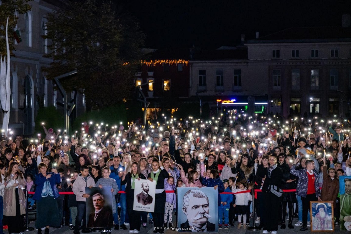 Факелното шествие във Враца за Деня на народните будители