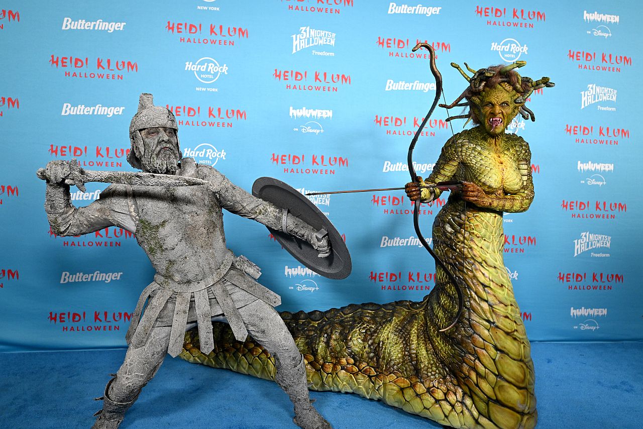 Хайди Клум, кралицата на Хелоуин костюмите, беше домакин на своята 24-та звездна Хелоуин вечеря, облечена като никоя друга освен Медуза. Гостите ѝ не останаха много по-назад и също показаха впечатляващи визии.