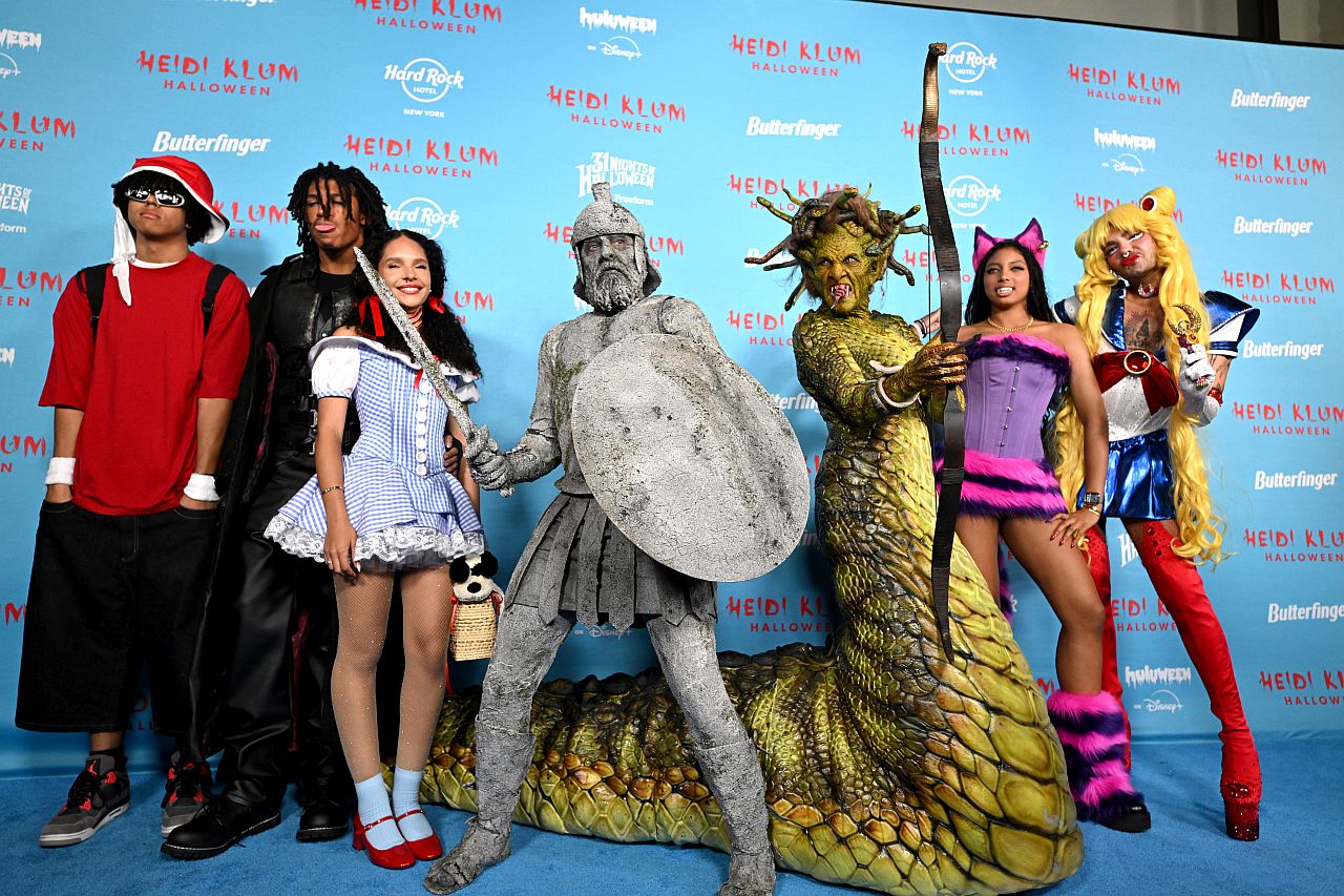 Хайди Клум, кралицата на Хелоуин костюмите, беше домакин на своята 24-та звездна Хелоуин вечеря, облечена като никоя друга освен Медуза. Гостите ѝ не останаха много по-назад и също показаха впечатляващи визии.