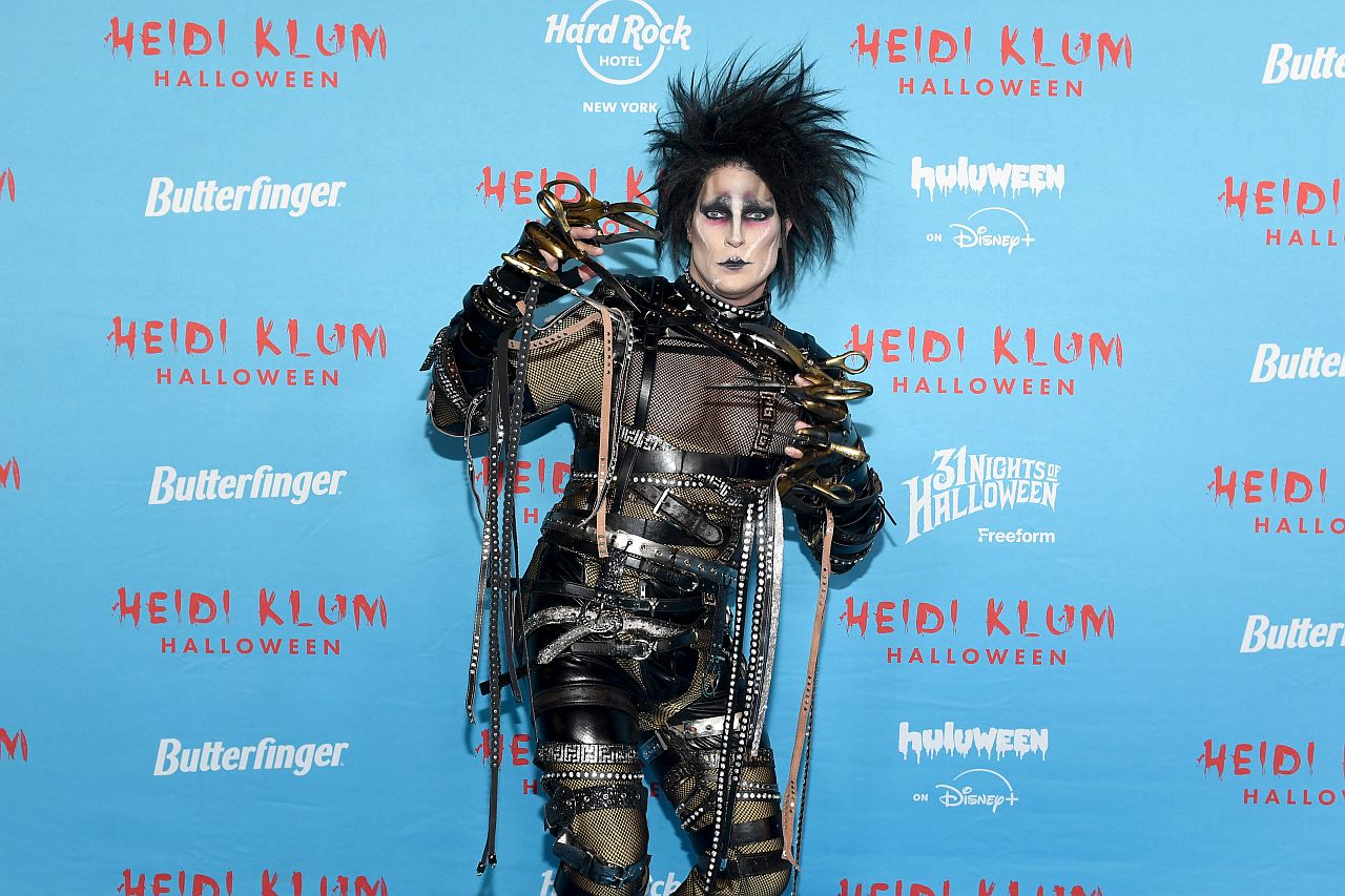 Хайди Клум, кралицата на Хелоуин костюмите, беше домакин на своята 24-та звездна Хелоуин вечеря, облечена като никоя друга освен Медуза. Гостите ѝ не останаха много по-назад и също показаха впечатляващи визии.