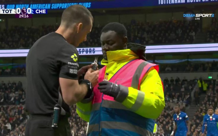 И в Англия се случи - замериха играчи с бутилки на дербито Тотнъм - Челси