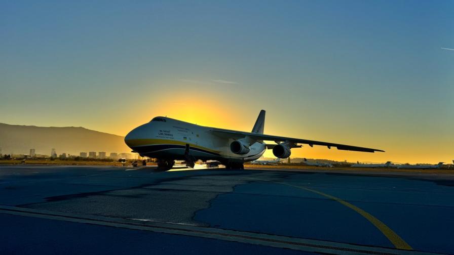 Гигантът Ан124 Руслан кацна в София