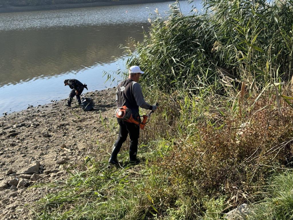 Доброволци почистиха язовира в Николово