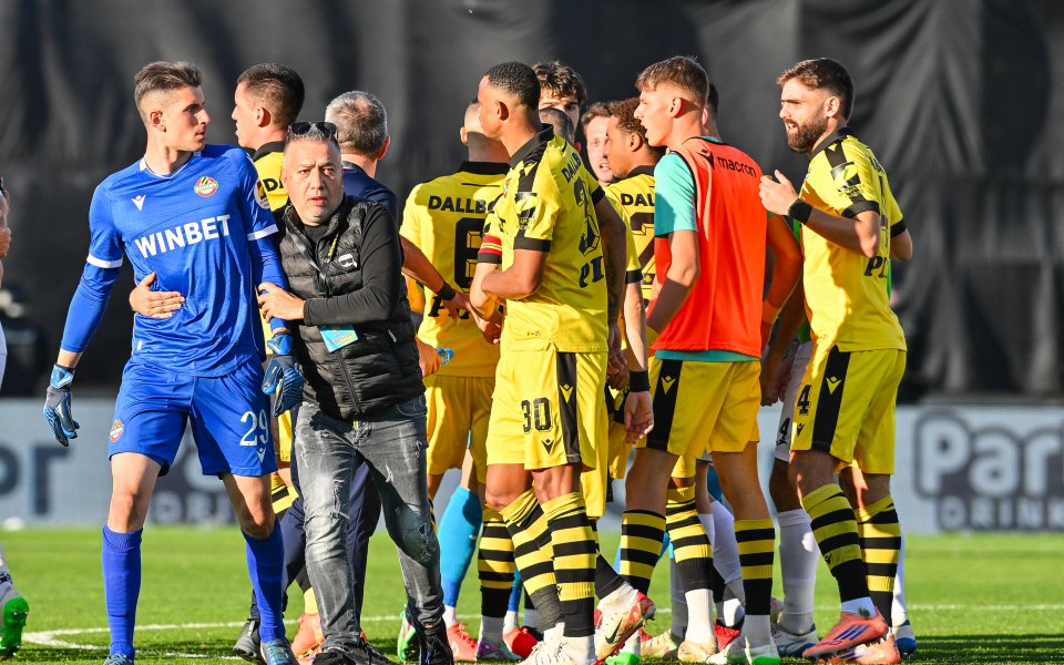 Феновете на Ботев: Наумов се е самонаранил с пластмасовата бутилка