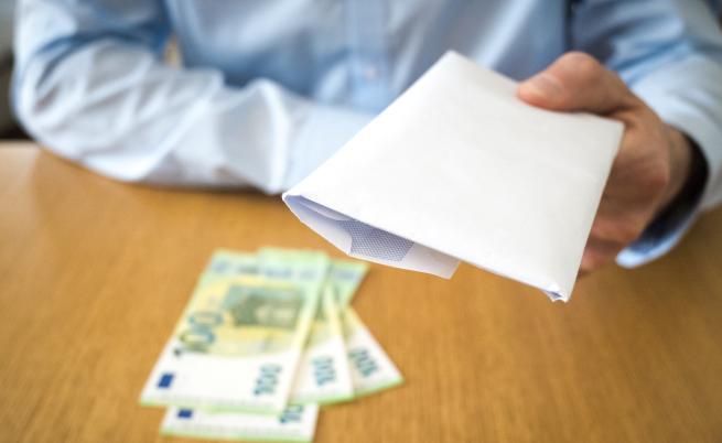 Заплатите растат, но не за всички: Държавните доходи изпреварват частните през 2025 година