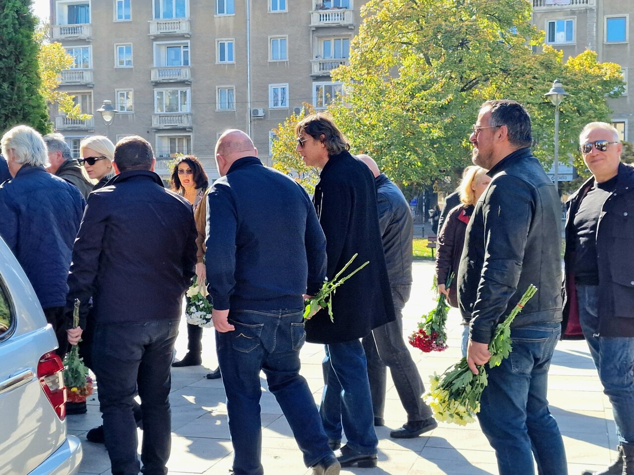 <p>Иван Тенев ще остане вечен с хубавите думи, които е написал. Въпреки годините, които минават, мисля, че стиховете и текстовете му са най-ценното нещо, което ще остане след него. Това каза поп певецът Искрен Пецов на поклонението пред тленните останки на журналиста, художник, текстописец и общественик Иван Тенев.</p>