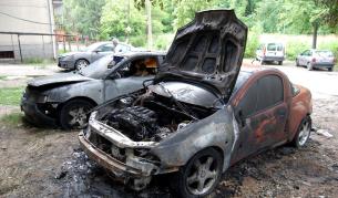 Запалиха 3 автомобила на служител от Главната инспекция по труда в Монтана