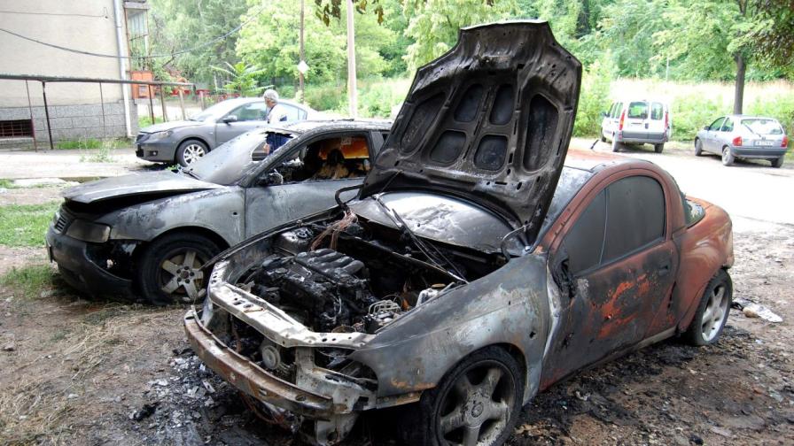 Запалиха 3 автомобила на служител от Главната инспекция по труда в Монтана