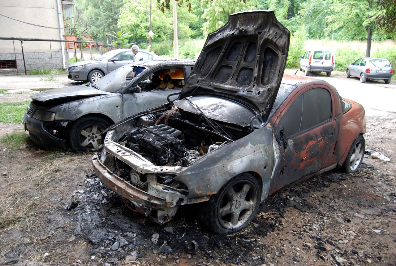 Запалиха 3 автомобила на служител от Главната инспекция по труда в Монтана