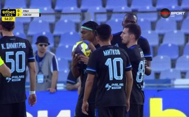 Футболисти на Левски в спор за изпълнение на пряк свободен удар