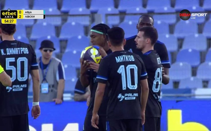 Футболисти на Левски в спор за изпълнение на пряк свободен удар