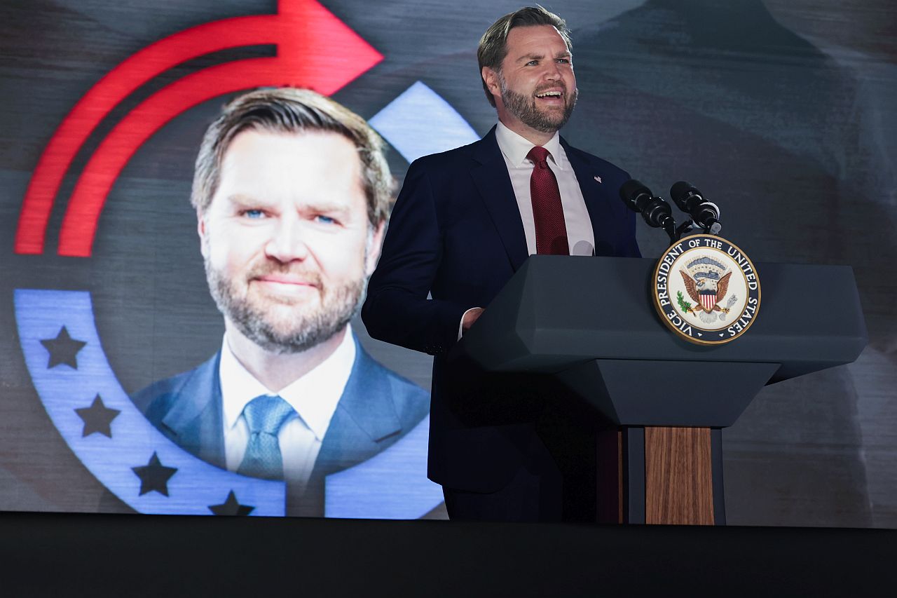 <p>Когато Ванс излезе на сцената, той и Ерика се прегърнаха по интимен начин. Вицепрезидентът постави ръцете си на ханша на Ерика, а тя изглеждапрокара пръстите си през косата му, оставяйки я леко разрошена.</p>