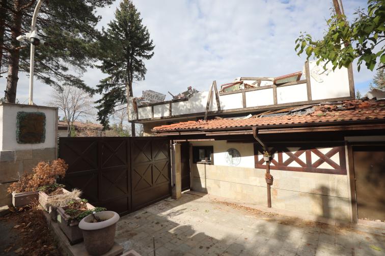 Срутиха напълно бившата резиденция на Ахмед Доган