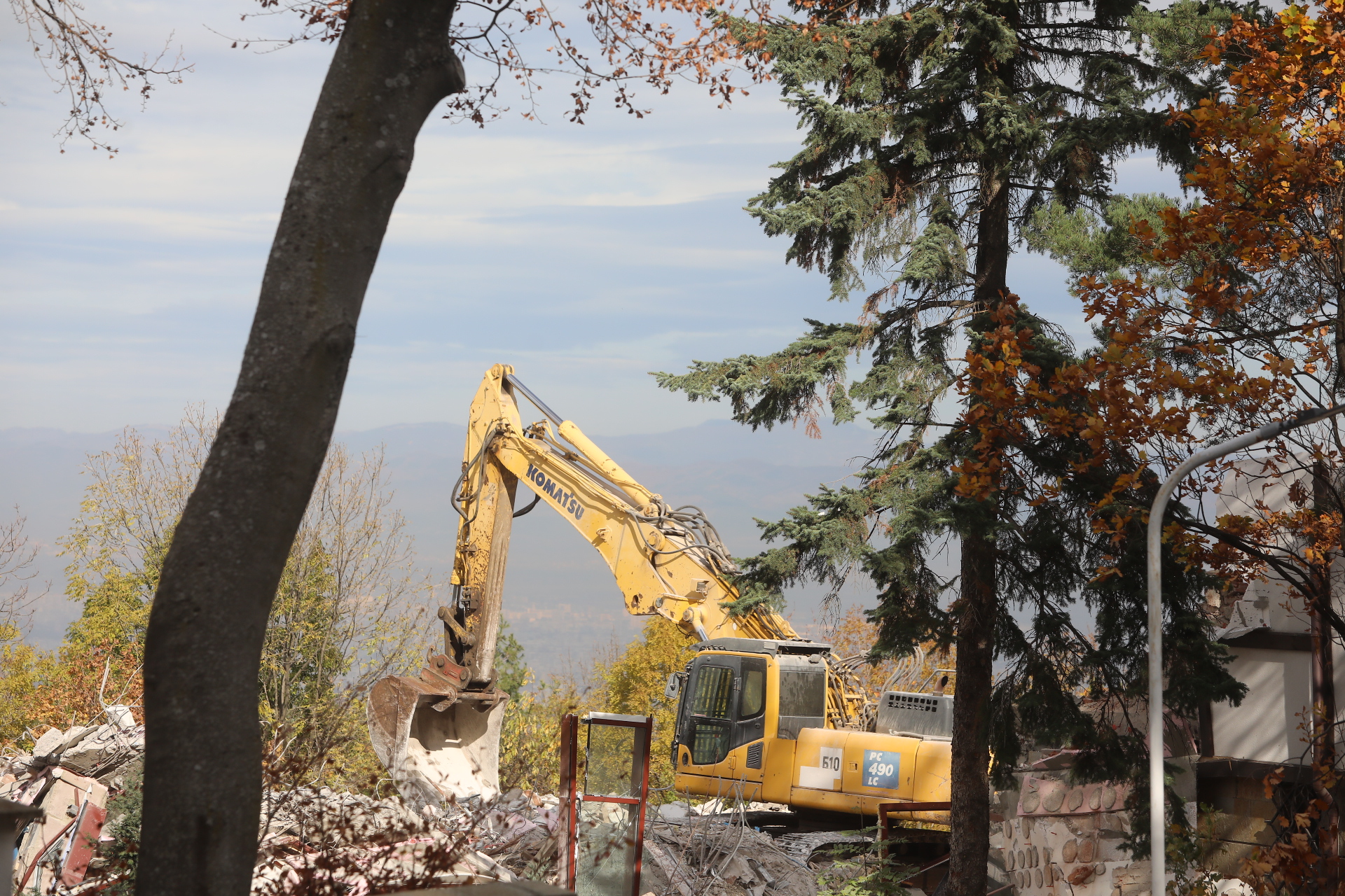 <p>Срутиха напълно бившата резиденция на Ахмед Доган в &quot;Бояна&quot;</p>