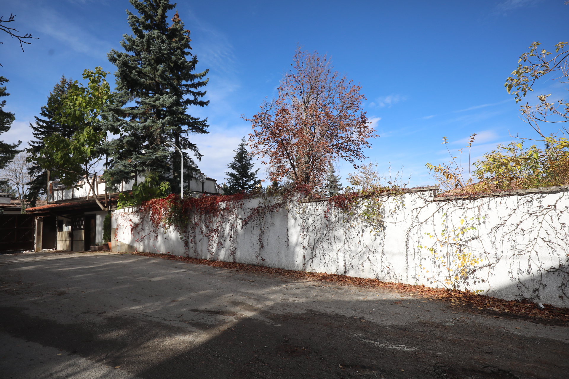 <p>Срутиха напълно бившата резиденция на Ахмед Доган в &quot;Бояна&quot;</p>