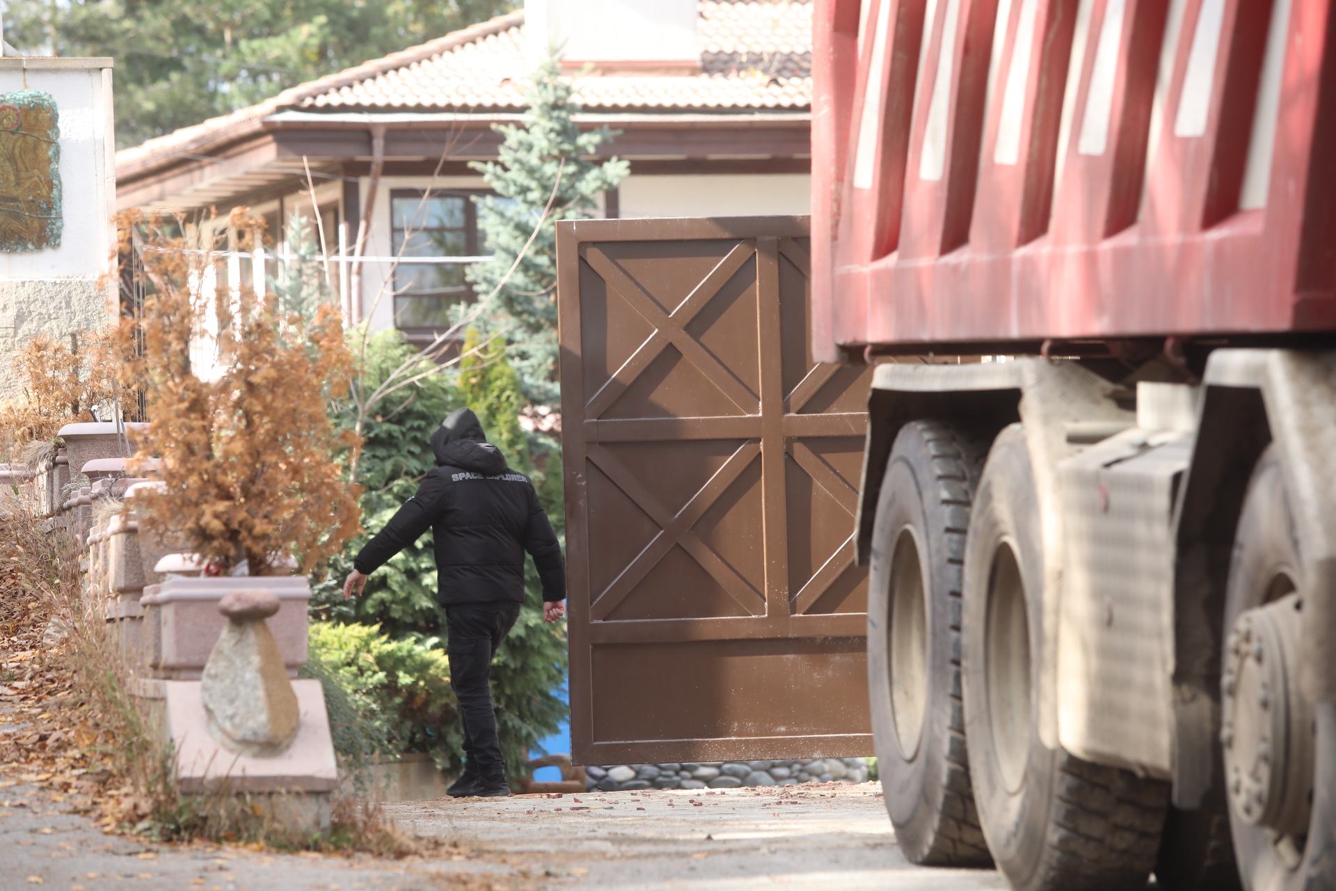 <p>Срутиха напълно бившата резиденция на Ахмед Доган в &quot;Бояна&quot;</p>