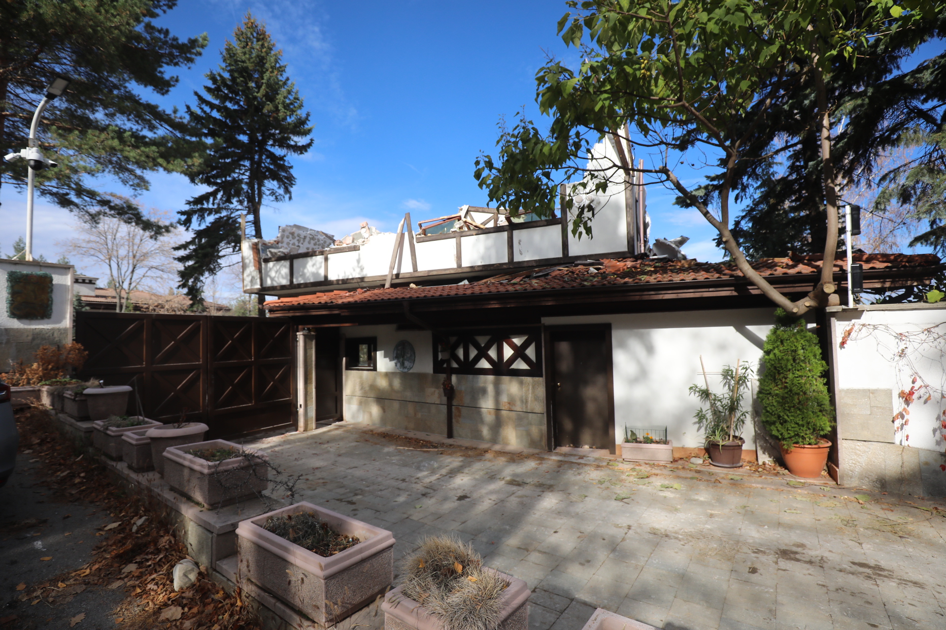 <p>Срутиха напълно бившата резиденция на Ахмед Доган в &quot;Бояна&quot;</p>