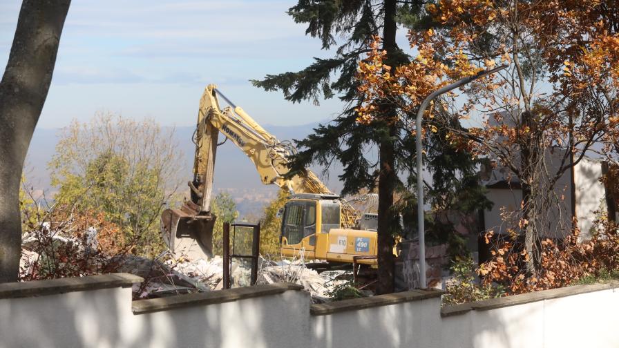 Срутиха напълно бившата резиденция на Ахмед Доган в „Бояна“ (СНИМКИ)