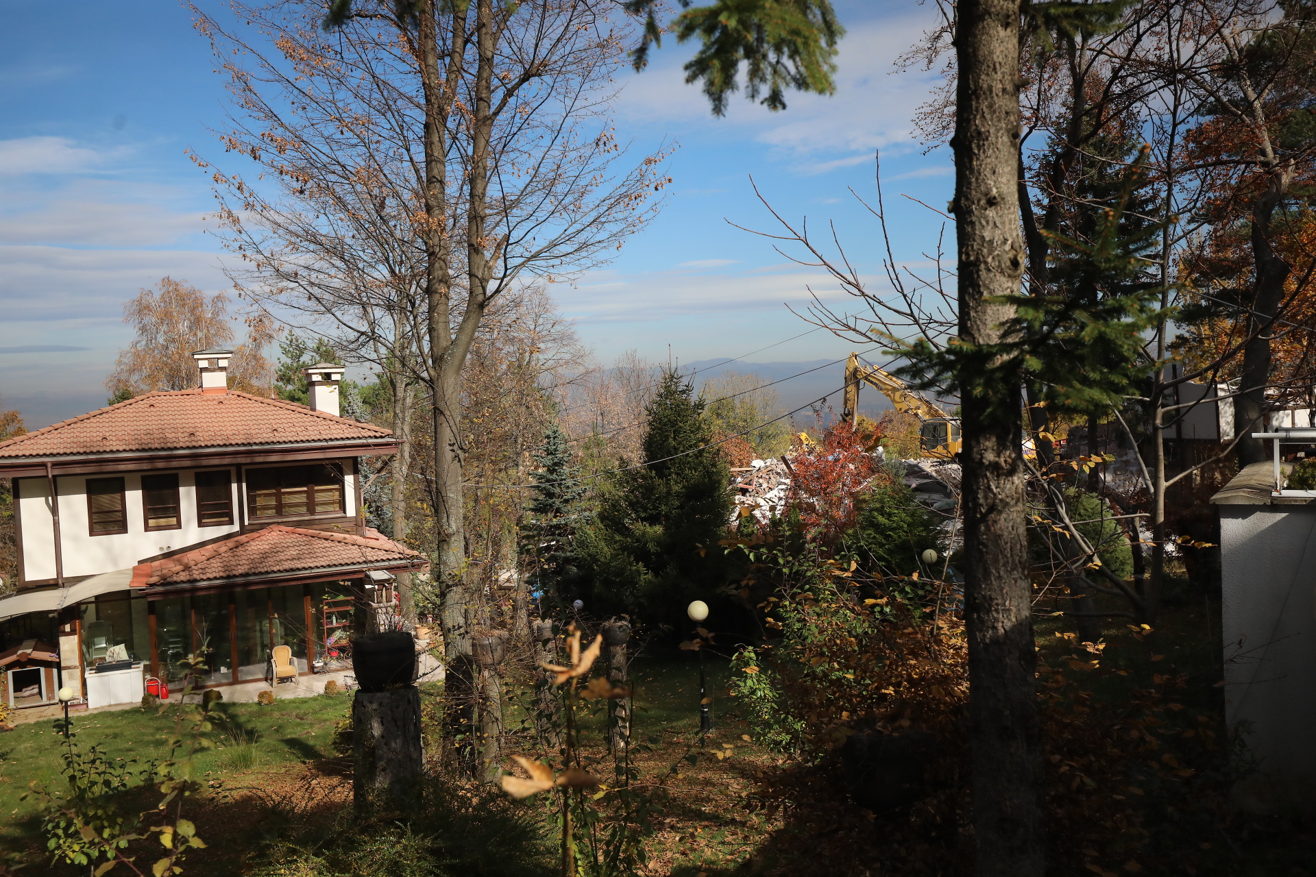 <p>Срутиха напълно бившата резиденция на Ахмед Доган в &quot;Бояна&quot;</p>