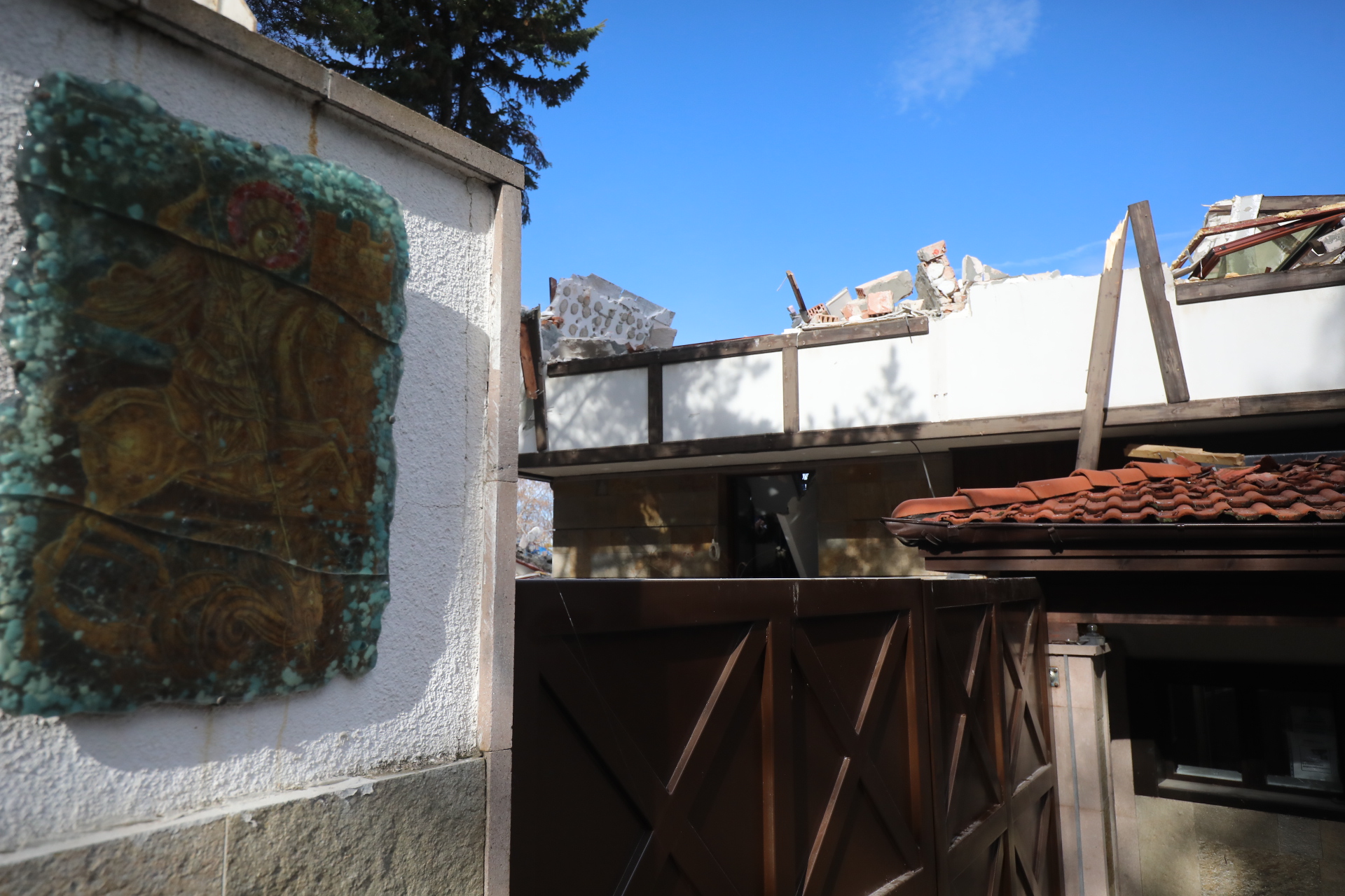 <p>Срутиха напълно бившата резиденция на Ахмед Доган в &quot;Бояна&quot;</p>