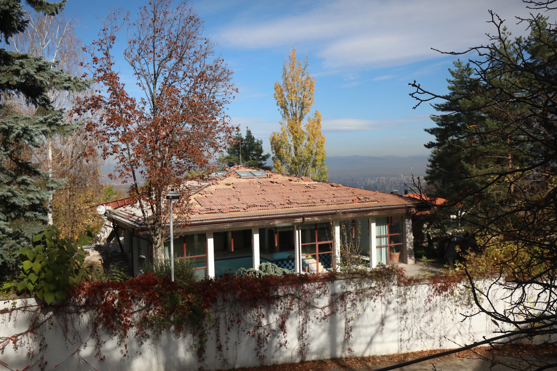 <p>Срутиха напълно бившата резиденция на Ахмед Доган в &quot;Бояна&quot;</p>