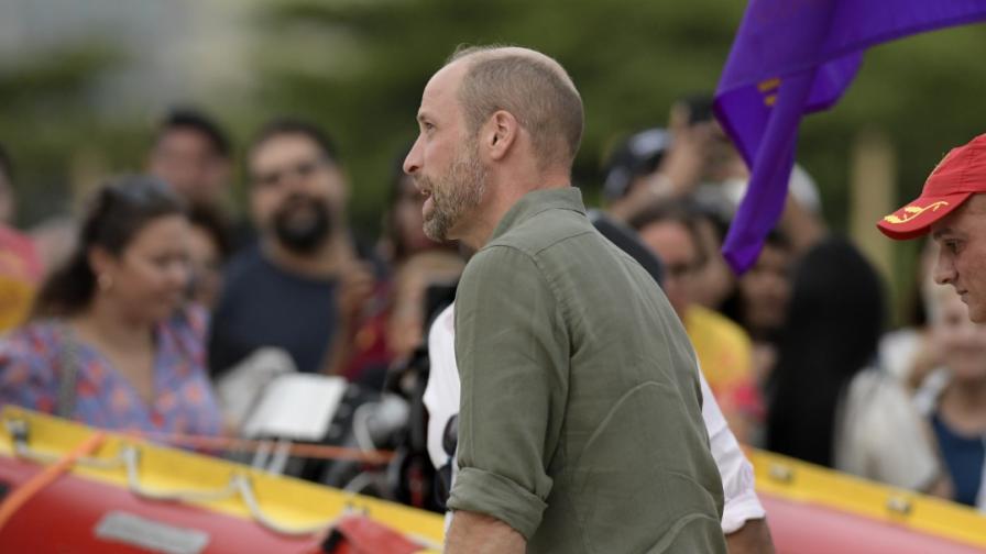 Принц Уилям игра волейбол на плажа в Бразилия (СНИМКИ)