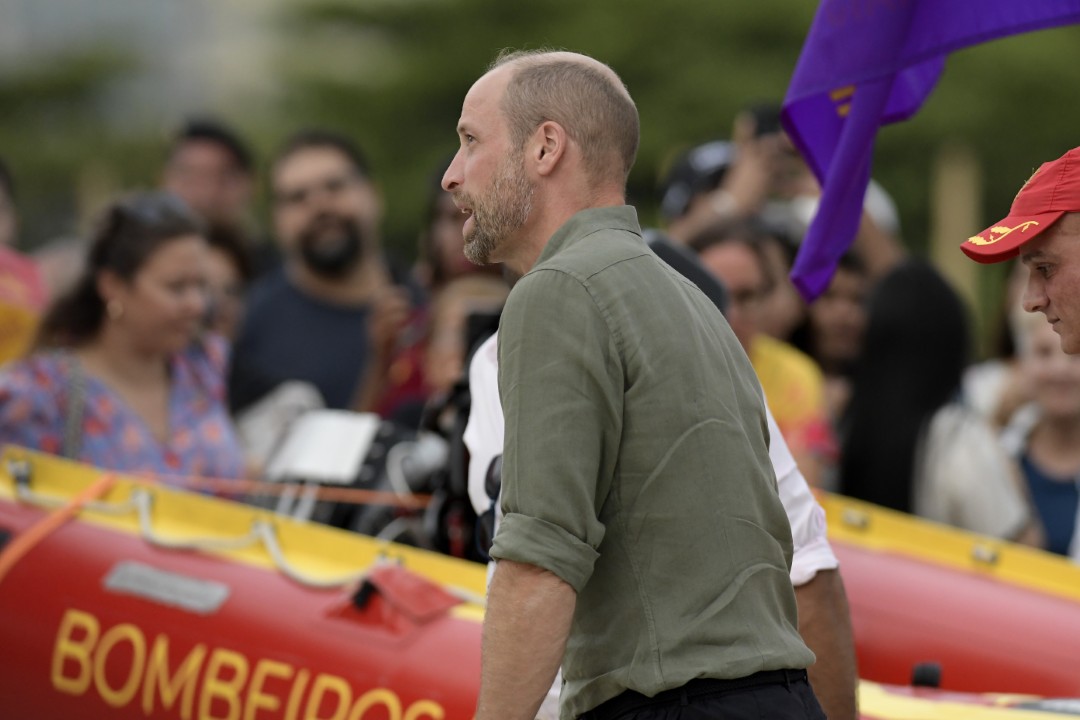 Принц Уилям игра волейбол на плажа в Бразилия (СНИМКИ)