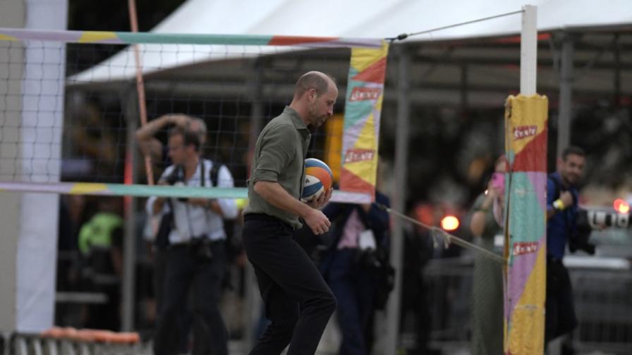 Life's a beach: Принц Уилям игра волейбол на...