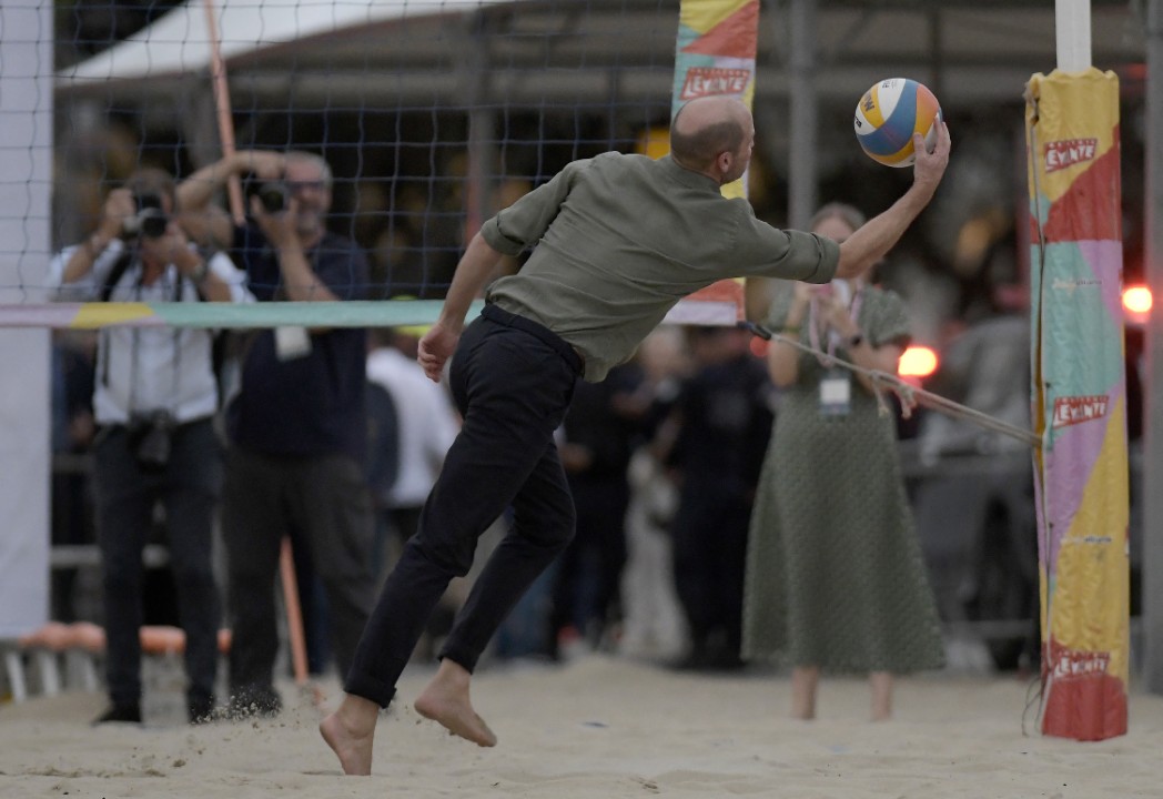 <p>Принц Уилям показа по-неформалната си страна и говори за нуждата от повече добри лидери в първия ден от официалната си визита в Бразилия. Херцогът на Кеймбридж е в страната за цяла седмица по повод годишните си награди Earthshot и конференцията на ООН за климата &ndash; COP30.&nbsp;</p>