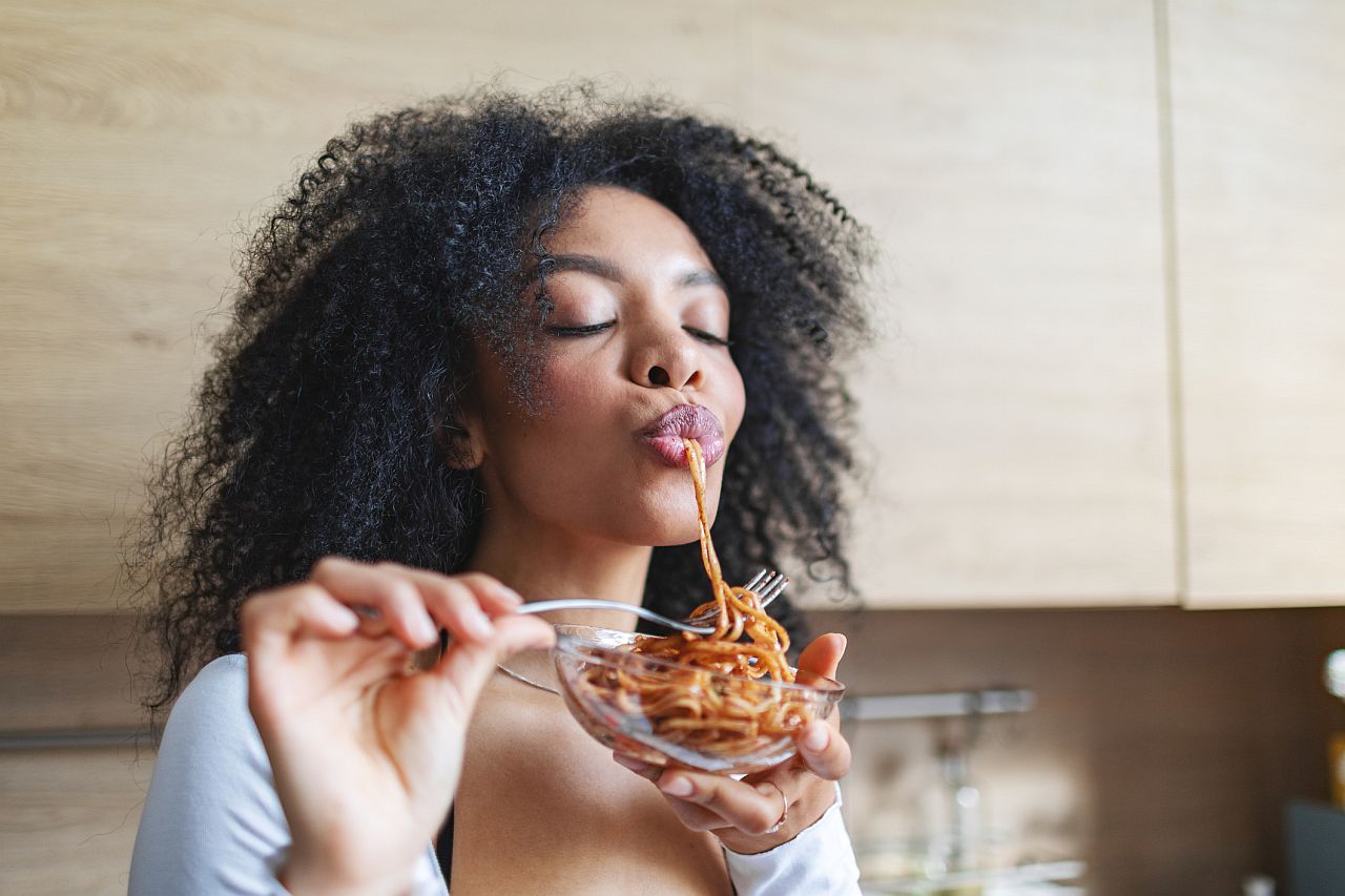 <p><strong>Понякога яденето без глад е необходимо</strong></p>

<p>Съществуват случаи, когато е необходимо и полезно да се яде без реален глад. Това важи например за хора с хранителни разстройства, които понякога трябва да се &bdquo;принуждават&ldquo; да ядат. Може да не сте много гладни по време на обедната почивка, но ако това е единственият възможен момент за хранене през следващите няколко часа, може би не е лоша идея да се нахраните</p>