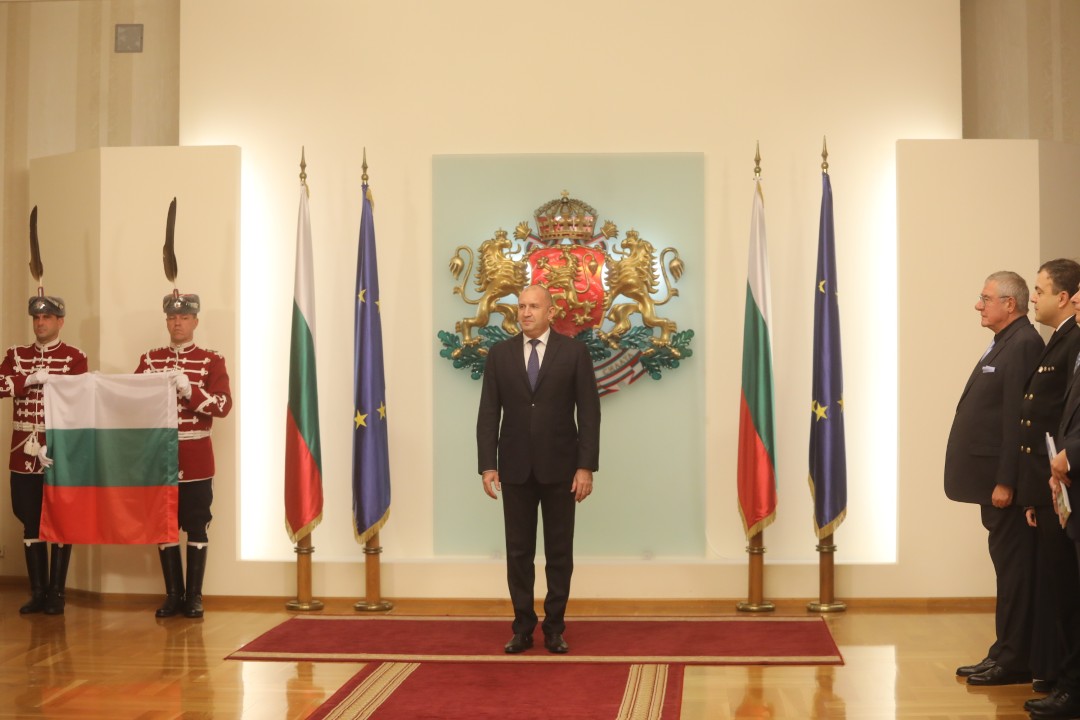 <p>Президентът Румен Радев връчи националното знаме на 34-тата българска полярна експедиция. На церемония в Гербовата зала знамето прие ръководителят на експедицията проф. Христо Пимпирев.</p>