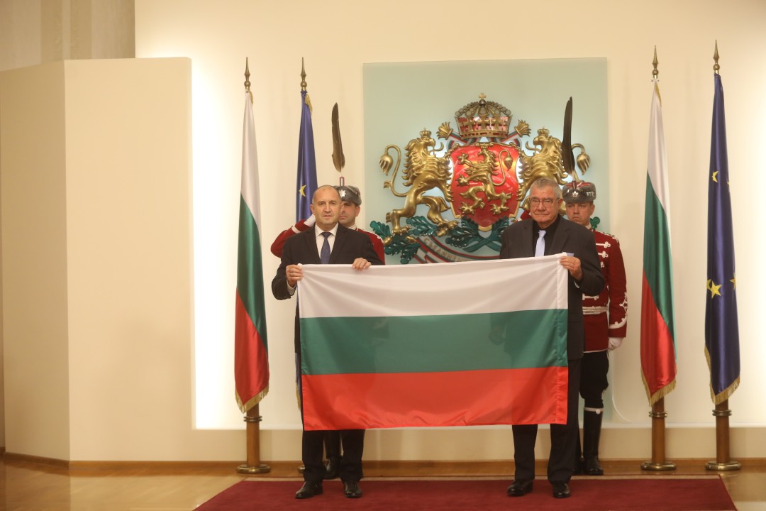 <p>Президентът Румен Радев връчи националното знаме на 34-тата българска полярна експедиция. На церемония в Гербовата зала знамето прие ръководителят на експедицията проф. Христо Пимпирев.</p>