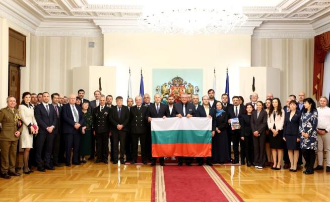 Президентът Румен Радев връчи националното знаме на 34-ата българска полярна експедиция (СНИМКИ)