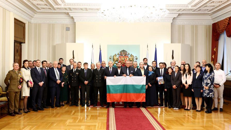 <p>Президентът връчи националното знаме на 34-ата българска полярна експедиция (СНИМКИ)</p>