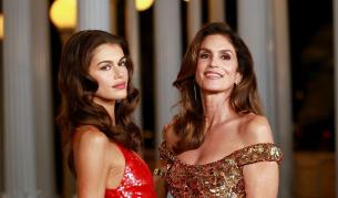 Майка и дъщеря в синхрон: Синди Крофорд и Кая Гербер впечатлиха на гала вечерта на LACMA