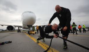 Двама българи теглиха 40-тонен самолет на летище "Васил Левски" (СНИМКИ)