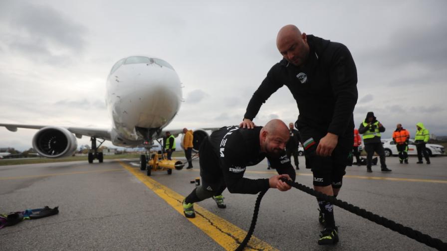 Двама българи теглиха 40-тонен самолет на летище "Васил Левски" (СНИМКИ)