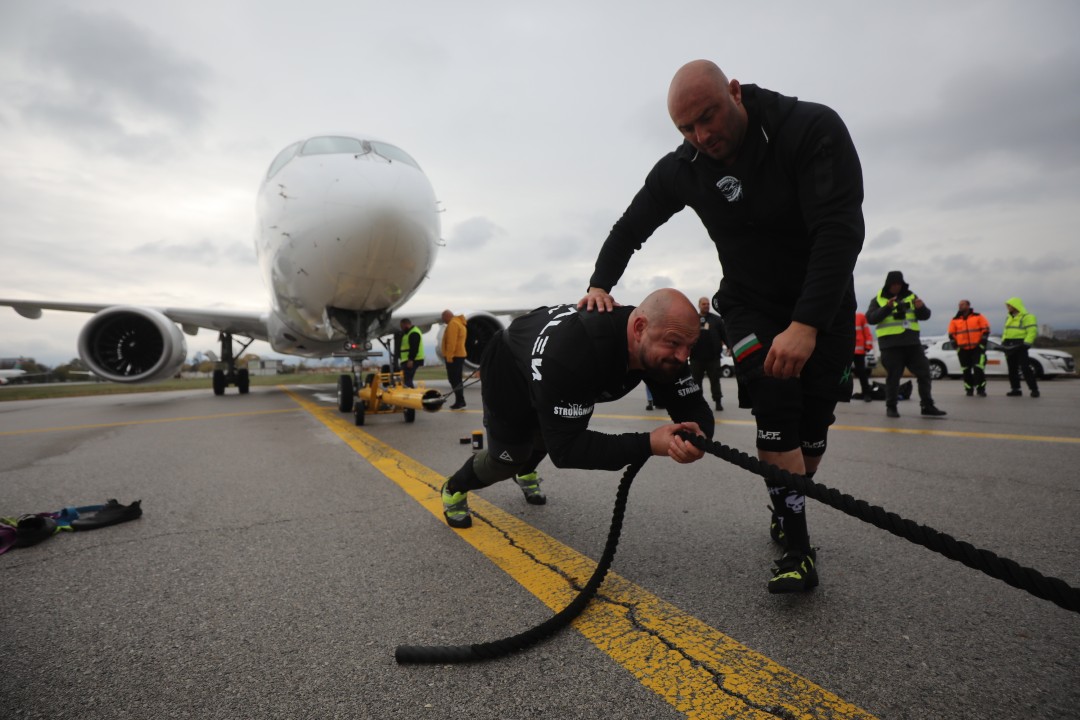<p>На летище &bdquo;Васил Левски&ldquo; за пръв път в България се направи опит за изтегляне на най-новия самолет на националния авиопревозвач &bdquo;България Еър&ldquo; - Airbus A220-300 с регистрация LZ-LON и с тегло от близо 40 тона. В предизвикателството се изправиха двама български тежкоатлети, членове на федерацията за силови спортове &bdquo;Стронгмен&ldquo;.</p>