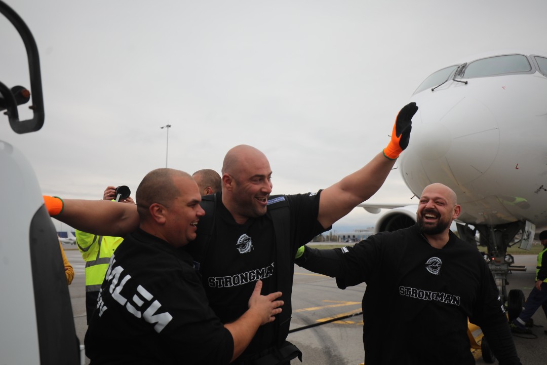 <p>На летище &bdquo;Васил Левски&ldquo; за пръв път в България се направи опит за изтегляне на най-новия самолет на националния авиопревозвач &bdquo;България Еър&ldquo; - Airbus A220-300 с регистрация LZ-LON и с тегло от близо 40 тона. В предизвикателството се изправиха двама български тежкоатлети, членове на федерацията за силови спортове &bdquo;Стронгмен&ldquo;.</p>