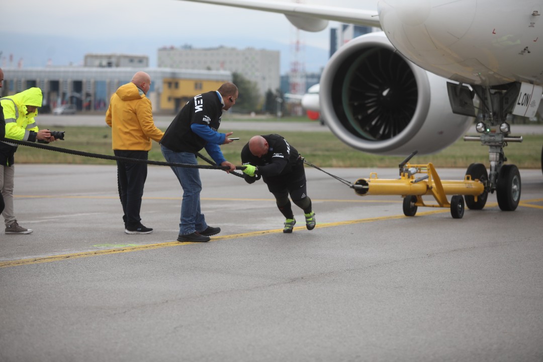 <p>На летище &bdquo;Васил Левски&ldquo; за пръв път в България се направи опит за изтегляне на най-новия самолет на националния авиопревозвач &bdquo;България Еър&ldquo; - Airbus A220-300 с регистрация LZ-LON и с тегло от близо 40 тона. В предизвикателството се изправиха двама български тежкоатлети, членове на федерацията за силови спортове &bdquo;Стронгмен&ldquo;.</p>