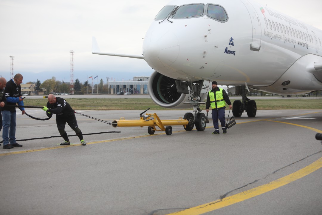 <p>На летище &bdquo;Васил Левски&ldquo; за пръв път в България се направи опит за изтегляне на най-новия самолет на националния авиопревозвач &bdquo;България Еър&ldquo; - Airbus A220-300 с регистрация LZ-LON и с тегло от близо 40 тона. В предизвикателството се изправиха двама български тежкоатлети, членове на федерацията за силови спортове &bdquo;Стронгмен&ldquo;.</p>