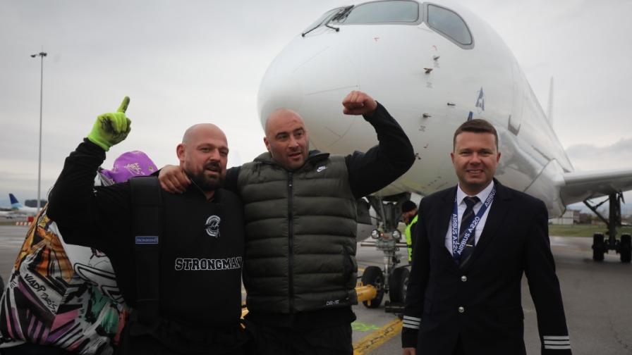 Сила, дух и авиация: Български атлети теглят...